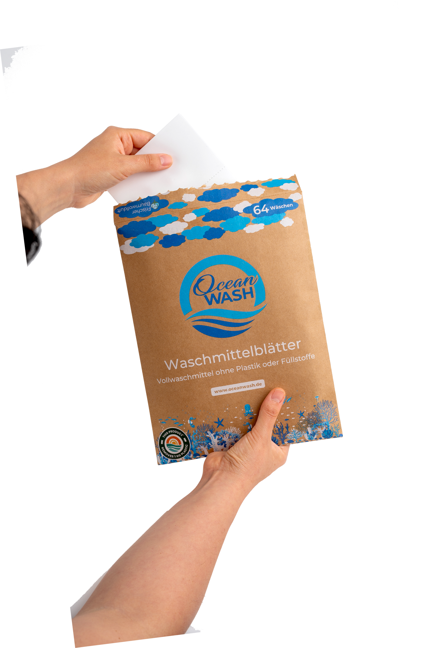 OceanWash Waschmittelblatt in der Hand